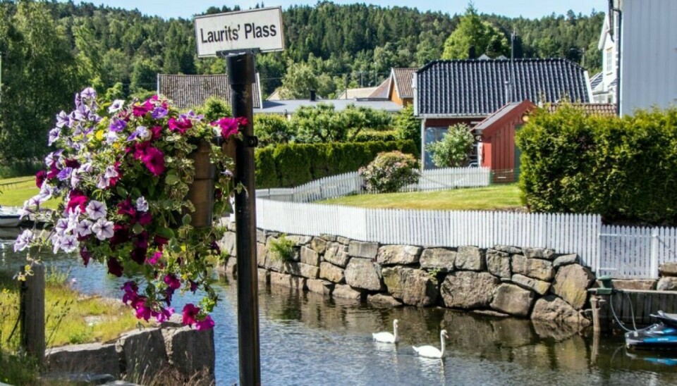 Lauritz' Plass, ved bredden av Lundeelva. Lauritz' Plass, ved bredden av Lundeelva.