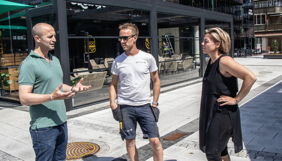 Senteransvarlig Cato Hersvik-Olsen ønsker sammen med Gunnar Pedersen og Birthe Larsen fra Søgne handelsforening mange mennesker velkommen til Handelens dag som arrangeres torsdag 15. juni med mange gode tilbud. Senteransvarlig Cato Hersvik-Olsen ønsker sammen med Gunnar Pedersen og Birthe Larsen fra Søgne handelsforening mange mennesker velkommen til Handelens dag som arrangeres torsdag 15. juni med mange gode tilbud.