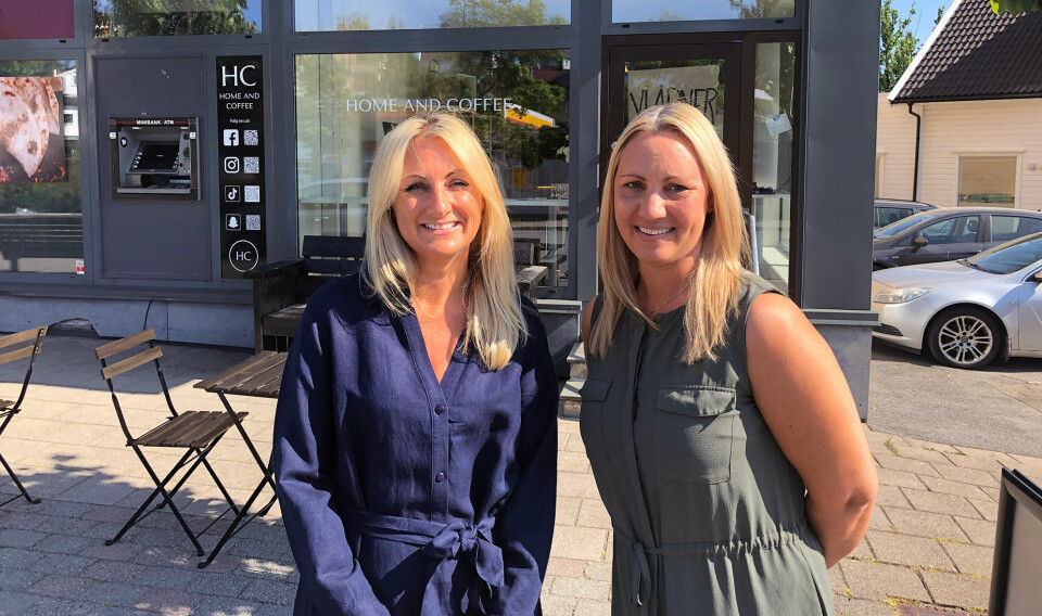 Lise Kristiansen t.v. og Ann Helen Tveter åpner ny nettbutikk i «Hybelhuset» på Valhalla i Kristiansand til lørdag.