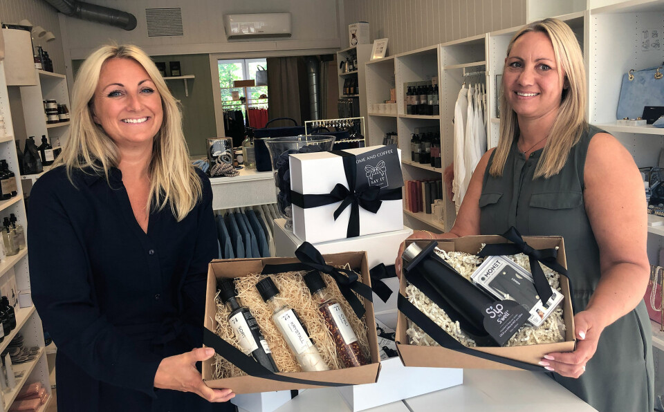 Lise og Ann Helen med eskerne du selv kan fylle med de artiklene du måtte ønske. Enten via nett, eller over disk i butikken.