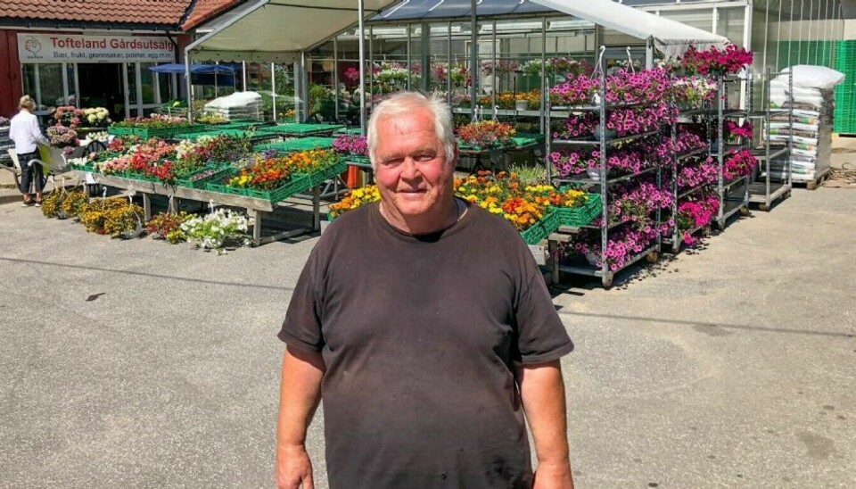 Søgne-bonde Helge Pettersen skal i år som i fjor levere kortreiste egenproduserte varer til Ravnedalen Nærmat. Søgne-bonde Helge Pettersen skal i år som i fjor levere kortreiste egenproduserte varer til Ravnedalen Nærmat.