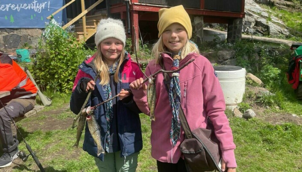 Ella og Malin med fangsten de fikk under konkurransen i 2022.