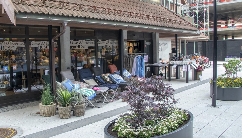 På Gave og interiørhuset bekrefter innehaver Linn Hege Holskog inntrykket fra de øvrige butikkene på Tangvall Handelens dag. Hun er i tillegg veldig fornøyd med å ha fått tilbake uteplassen foran butikken etter at byggeperioden for Tangvall Arena trinn I nå er over. På Gave og interiørhuset bekrefter innehaver Linn Hege Holskog inntrykket fra de øvrige butikkene på Tangvall Handelens dag. Hun er i tillegg veldig fornøyd med å ha fått tilbake uteplassen foran butikken etter at byggeperioden for Tangvall Arena trinn I nå er over.