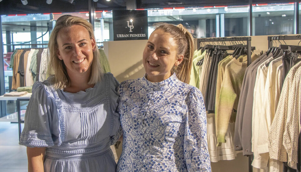 Veronica Dean og butikksjef Line Hofstad på Urban Pioneers er godt fornøyd med butikkens første deltagelse i Handelens dag på Tangvall.