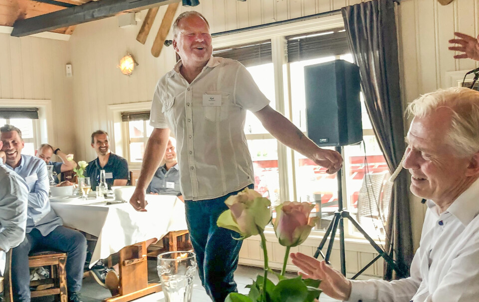 Kjell Ivar Erland med munter tale om de hersens stålprisene under markeringen på Vertshuset Høllen Brygge torsdag.