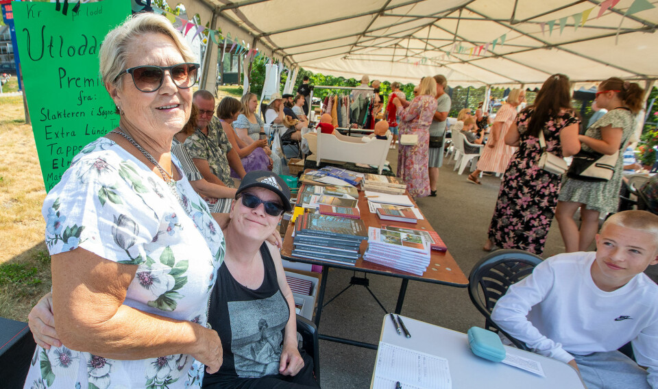 Vel leder Randi F. Hansen og Anette Knutsen på markedet lørdag.