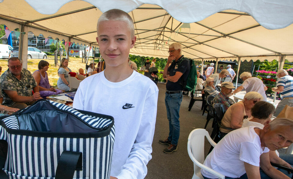 Bastian Aleksander (14) solgte tette fra kjølebag og alle inntekter gikk til Kreftforeningen.