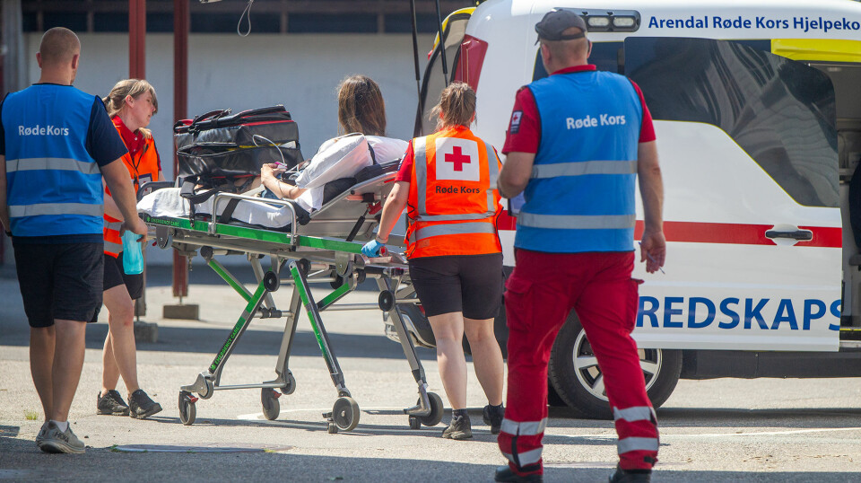 En person har fått førstehjelp og er klargjort for transport med beredskapsambulanse.