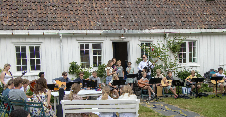 Allsang i Eplehagen på kulturskolens sommeravslutning med elever fra Søgne og Songdalen.