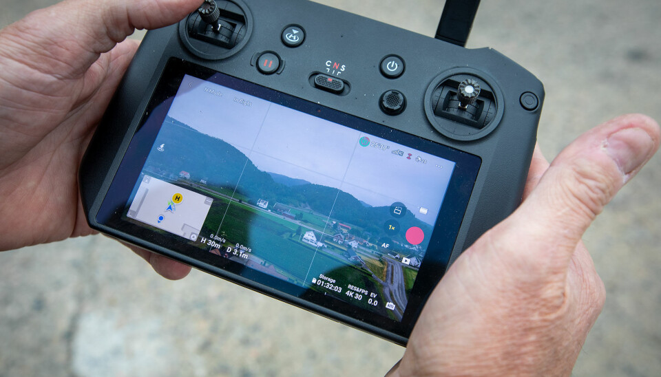 Skjermen på fjernkontrollen viser det drona «ser» i sanntid. Signalene går også til 110-sentralen og mannskapene ute i felt.