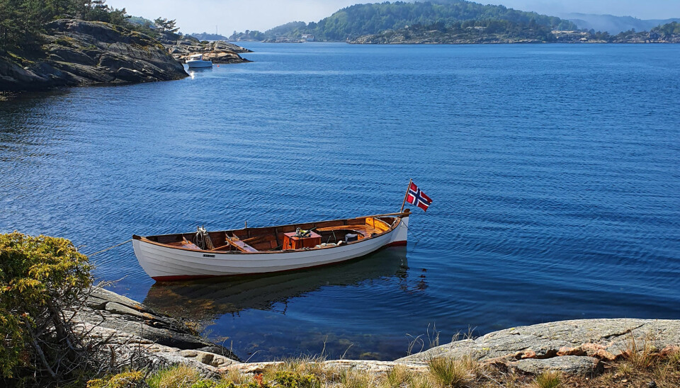 Hallandvik-sjekta fra 1930 leder an båtkortesjen fra Trysnes Brygge fredag ettermiddag.