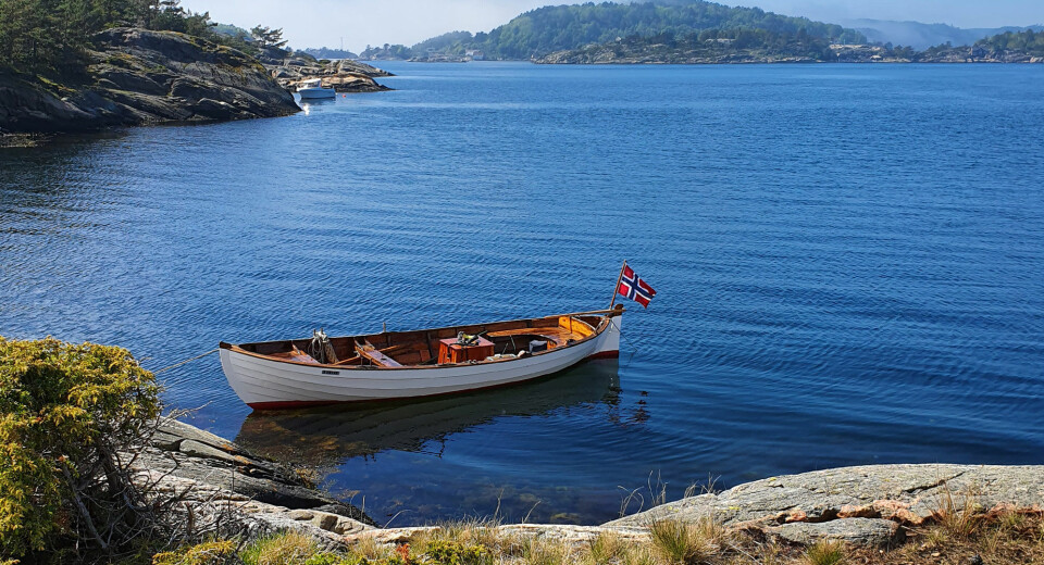 Hallandvik-sjekta. «Lillebåden» leder an båtparaden fra Trysnes Brygge til Indre Kjeøya fredag kveld.