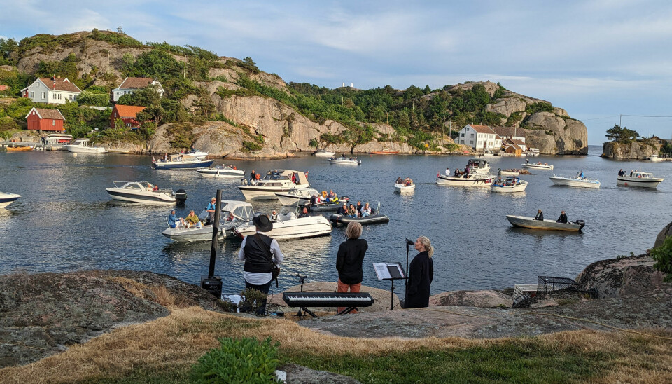 Ny-Hellesund sankthansaften. Konsert med Benedikte Sofie Ribe, Nils H. Sødal og Helge Vikse midt i sundet.