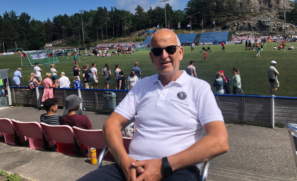 Komiteleder i Sør Cup på Flekkerøy, Rolf Guttormsen, brukte solbrillene og nøt sola og varmen på øya hele søndagen. Mandag må de nok tas av.