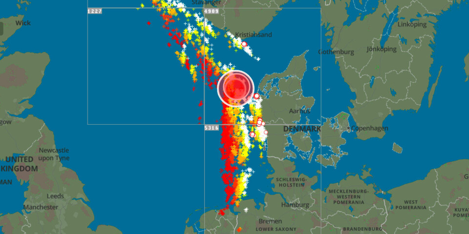 Lyn og tordenværet slik det lå klokken 09.15 mandag morgen. Uværet har retning rett nord fra Europa.