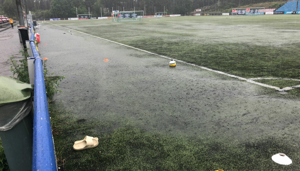 Mye overvann på Cemo Arena på Flekkerøy mandag formiddag og banen er stengt.