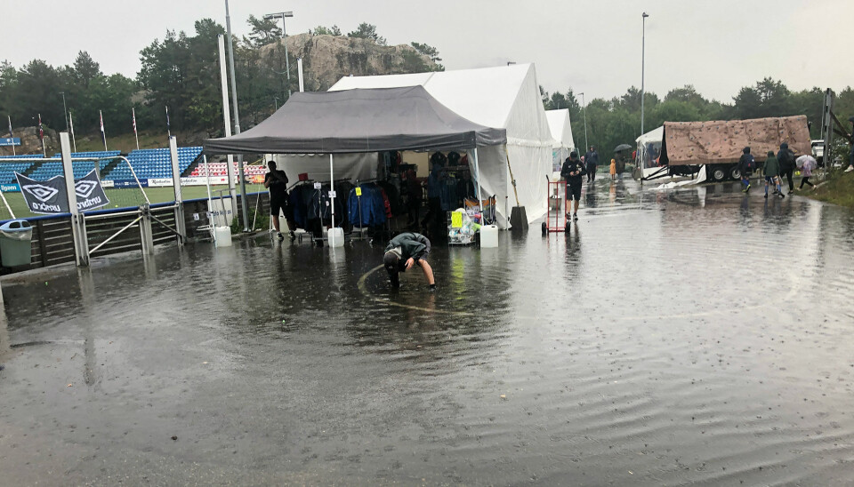 En av slukene på Cemo Arena tettet seg i regnet.