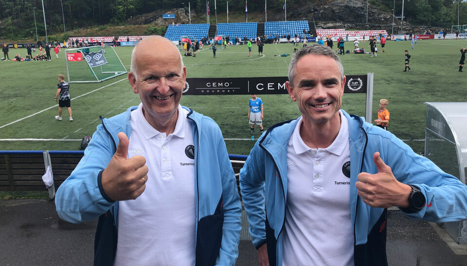 - Det er både godt og gøy å være i gang igjen med kampene på Cemo Arena, sier leder Rolf Guttormsen (til venstre) og nestleder Kjell Tore Omland i Sør Cup-komiteen på Flekkerøy.