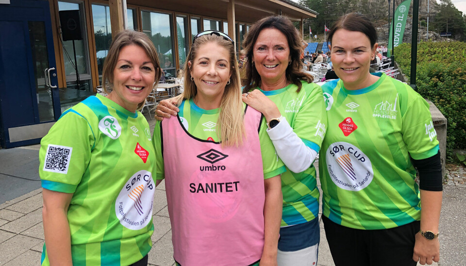 Denne jentegjengen jobber både i informasjonen og saniteten under Sør Cup på Flekkerøy. Fra venstre: Elise Omland, Nina Kobbeltvedt, Kari Lindevik og Bente Sandal Olsen.