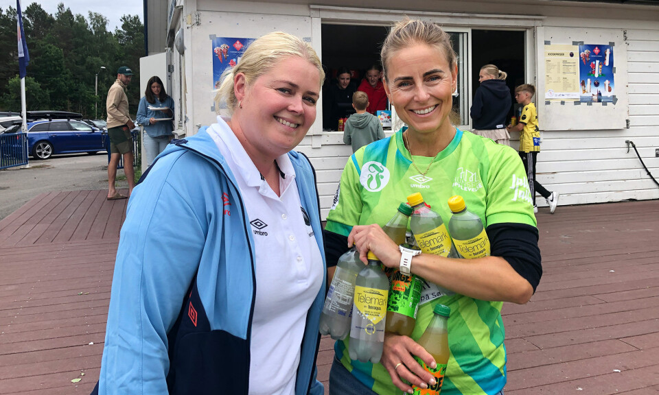 Carina Michelle Kristoffersen (t.v.) og Camilla Ø. Solheim er som de øvrige i Fløy-staben travelt opptatt bare et par timer før åtets cup blåses av for i år.