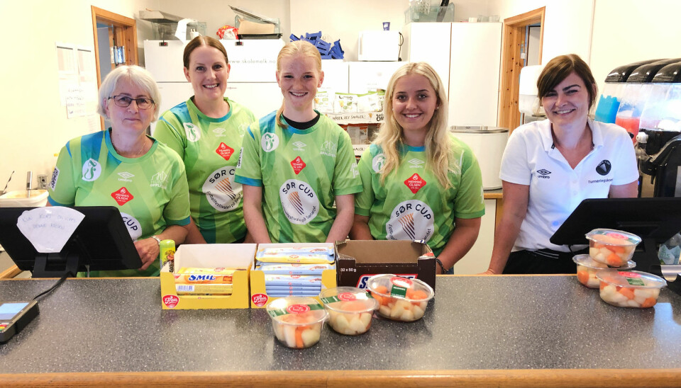 Salget i kafeen, i kiosken og i pizzabua gikk strykende. Johanne Klovning (t.v.) er også med i cupkomiteen på øya, Jeanette Tengesdal, Sarah Nilsen, Lindis Kristiansen og Janne Nilsen som er med i kioskkomiteen.