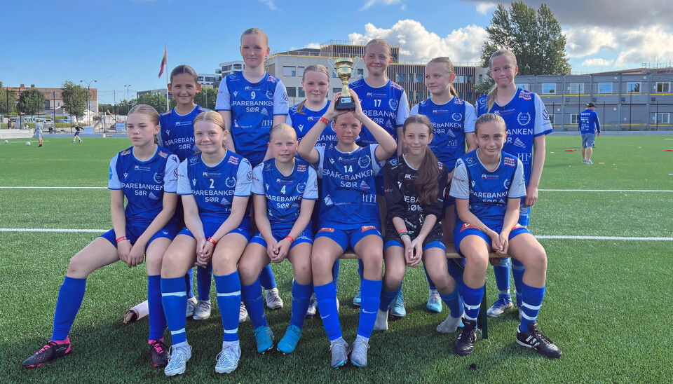 Jentene på Fløys piker 13 som spilte B-finale mot Vindbjart onsdag morgen.