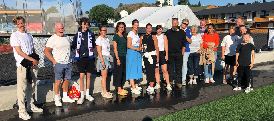 Mange foreldre og søsken til jentene fra øya tok turen inn til Kristiansand stadion for å heie på jentene onsdag morgen.