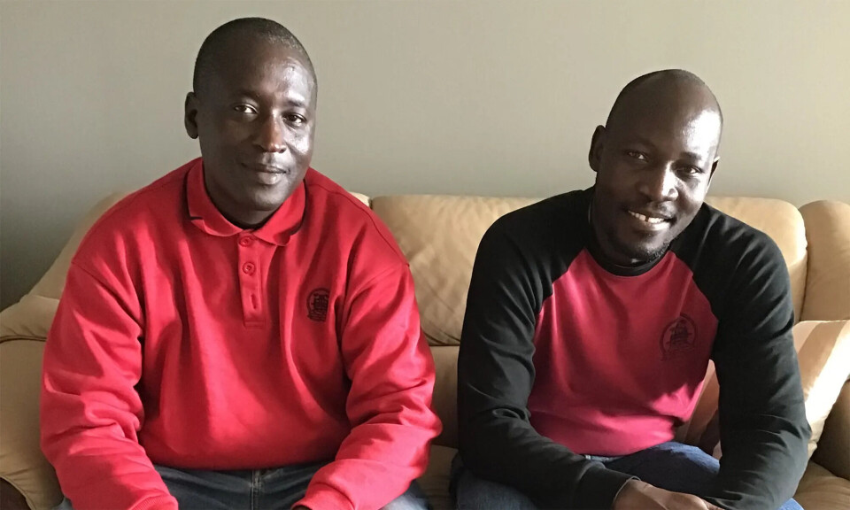 De to kenyanske studentene, Cyrus Nyakundi og Bramwel Omeri finansierer studier ved universitetet hjemme i Kenya med boksalg i Norge i sommerferien.