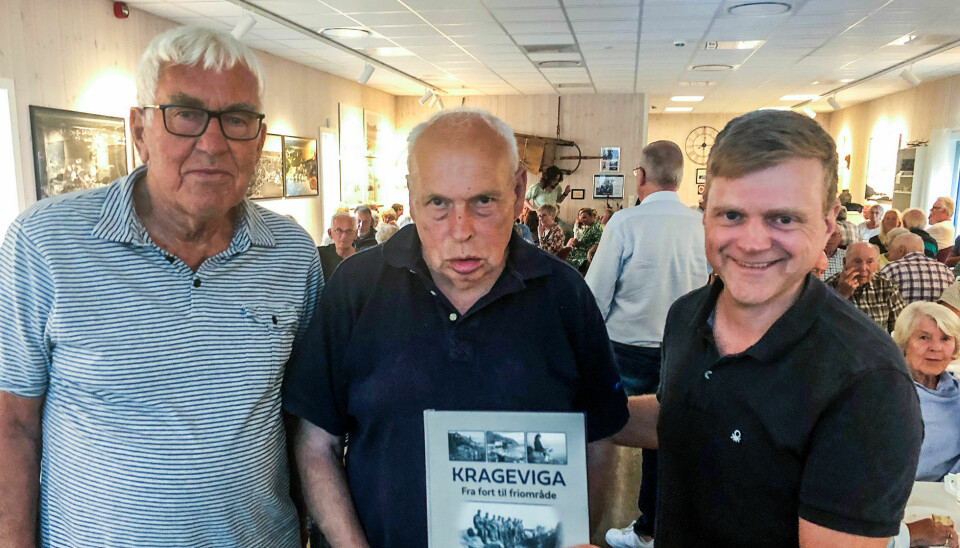 Helge Knutsen (i midten) er oppvokst i Krageviga, mens Oddvar Abrahamsen (t.v.) er fra Revmyra, og veldig nær nabo. Det er forfatter Steinar Kristiansen som har skrevet bok om stedet