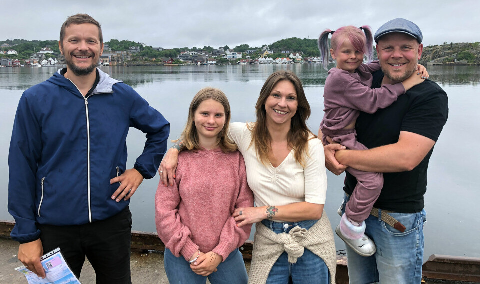 Familien Bakke Jørgensen, her representet ved pappa Arne med datteren Alvira Grete på armen, mamma Tone Tanmaya og Tiril deltok i påske-rebusen på Flekkerøy. De ønsket seg flere slike oppgaver. Det tok ide-maker Fredrik Elvatun på strak arm. Lørdag 1. juli starter det en ny.