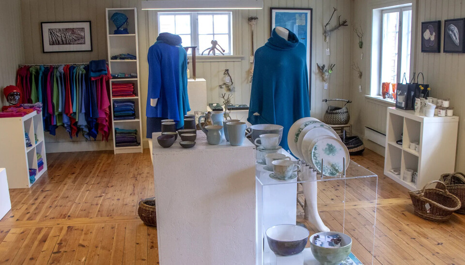 Søgnedesigns sommergalleri har siden 2004 holdt til i presteboligen på Søgne gamle prestegård. Søgnedesigns sommergalleri har siden 2004 holdt til i presteboligen på Søgne gamle prestegård.