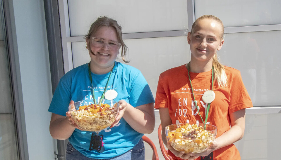 Gledessprederne Stine Lie og Frederikke Wik klare til å servere fruktsalat til beboerne.