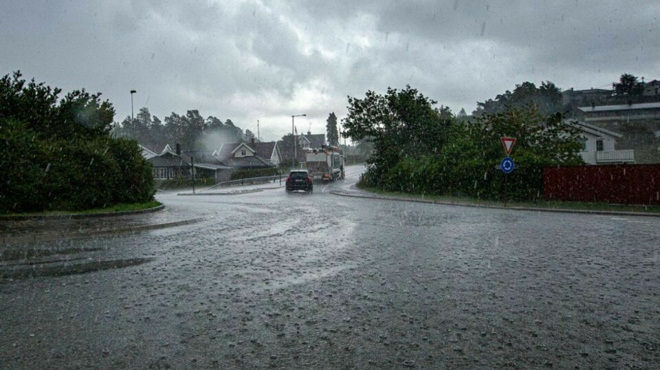 Varsler styrtregn mandag