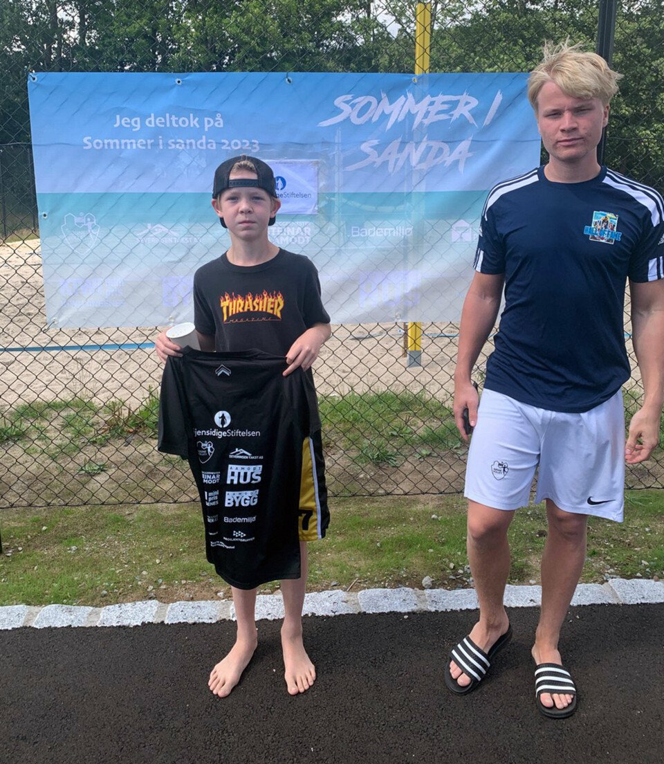 Even Støyl med prosjekt T-skjorta, og Haakon Eieland, leder av prosjektet. Even Støyl med prosjekt T-skjorta, og Haakon Eieland, leder av prosjektet.