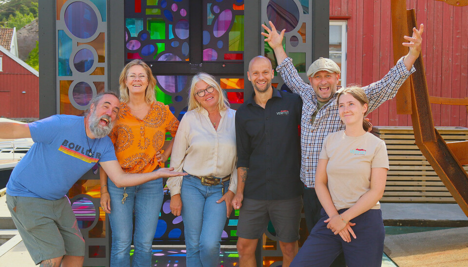 En fornøyd gjeng i Ny-Hellesund torsdag. F.v.: Kunstner: Mike Stokka-Troxel, Hanne Bentsen, Eva Marie Bentsen, Ketil Jerstad, Geir Rosseland, Vilja Rosseland.
Ketil & Geir driver restauranten. Vilja er datter til Geir. En fornøyd gjeng i Ny-Hellesund torsdag. F.v.: Kunstner: Mike Stokka-Troxel, Hanne Bentsen, Eva Marie Bentsen, Ketil Jerstad, Geir Rosseland, Vilja Rosseland.
Ketil & Geir driver restauranten. Vilja er datter til Geir.