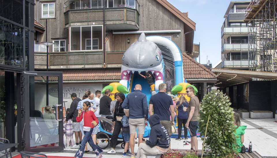 Hoppeslott ved Tangvall Arena, populært for de yngste som ikke er like opptatt av shopping. Hoppeslott ved Tangvall Arena, populært for de yngste som ikke er like opptatt av shopping.