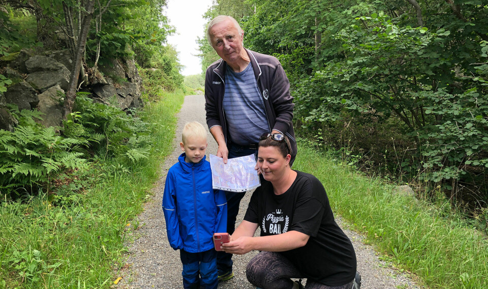 Leif Arnesen, far til Karin Bjørndal var med på opplevelsen tirsdag. Her studerer de kartet sammen med Johannes. Posten handlet om å synge en sang.