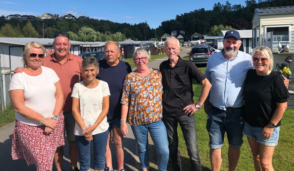 Her er de fire parene samlet kloss ved campingvognene sine. Fra venstre Lene og Philip Humphreys, Vigdis og Øivind Eliassen, Bjørg Nilsen og Vidar Pettersen og Emmy Anita Flaa og Hans Christian Eriksen.