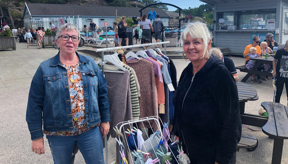 Bjørg Nilsen er en kløpper med strikkepinnene. Hun har fått sin egen stand nede ved varmtvannbassenget på Åros Feriesenter. Hun får hjelp av Ellen Haugland.