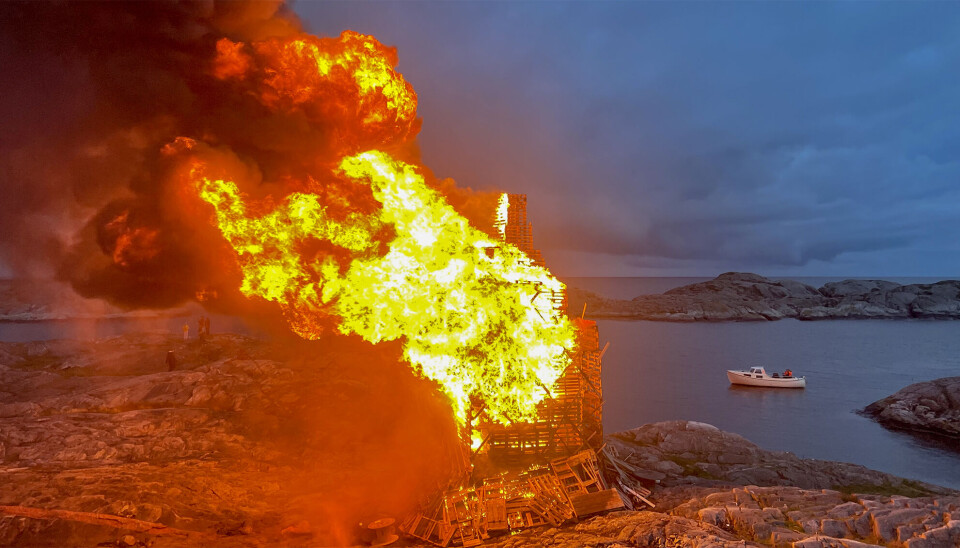 Olsok-bålet på Indre Lindøy.
