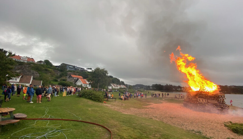 Også i Høllen var det stort Olsok-bål lørdag kveld. Også i Høllen var det stort Olsok-bål lørdag kveld.