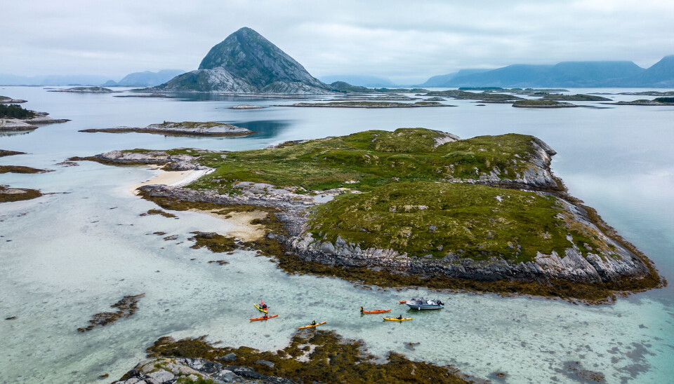 Flekkerøy Bølgepadlere i storslått natur på Helgelandskysten.