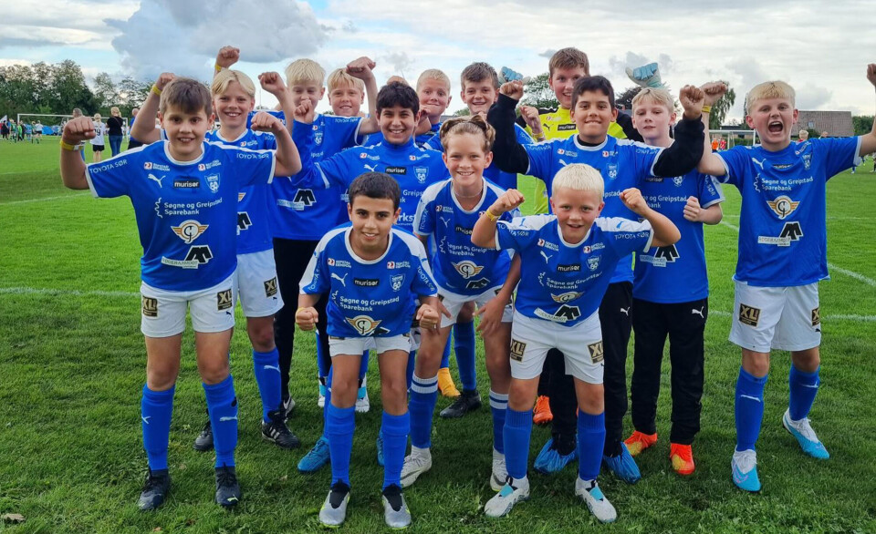 G12 har sin aller første borte-cup i Vildbjerg, og en spent gjeng har i ettermiddag spilt sin første kamp i utlandet. Dagen startet med mindre bra vær, men akkurat i tide til kampstart klarnet det til. Guttene spilte bra og hadde mange sjanser i deres første kamp, hvor vi møtte Klitmøller. Vått gress og våte forhold, kampen endte med 3-0 seier og en fornøyd gjeng ser allerede frem til morgendagens kamper.