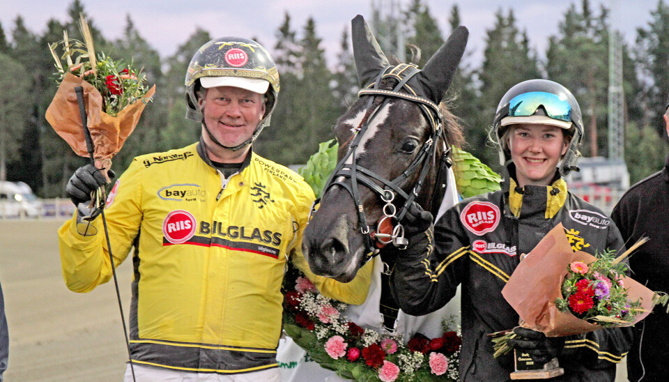 Øystein Tjomsland og assistenttrener Guro Lauvdal Mangseth smiler bredt etter Vegas seier i Derbystoet, en seier verdt 600 000 svenske kroner.