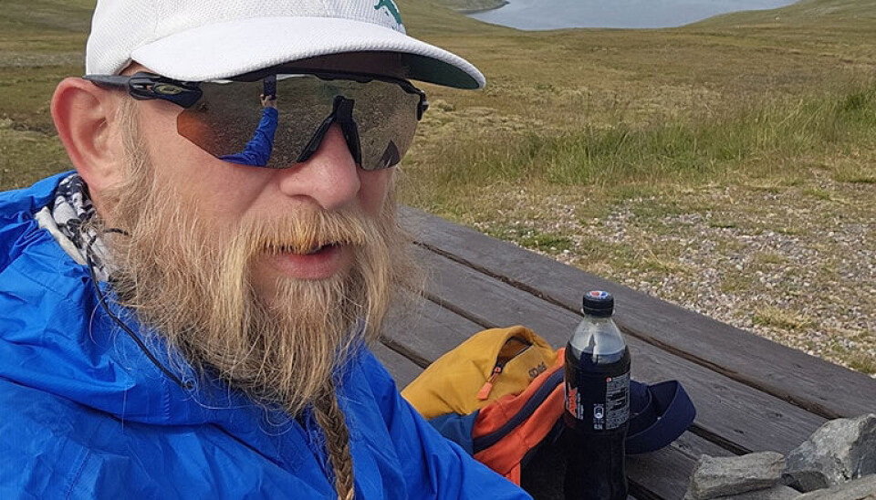 Her tar Stian selfie like før målet Nordkapp er nådd.