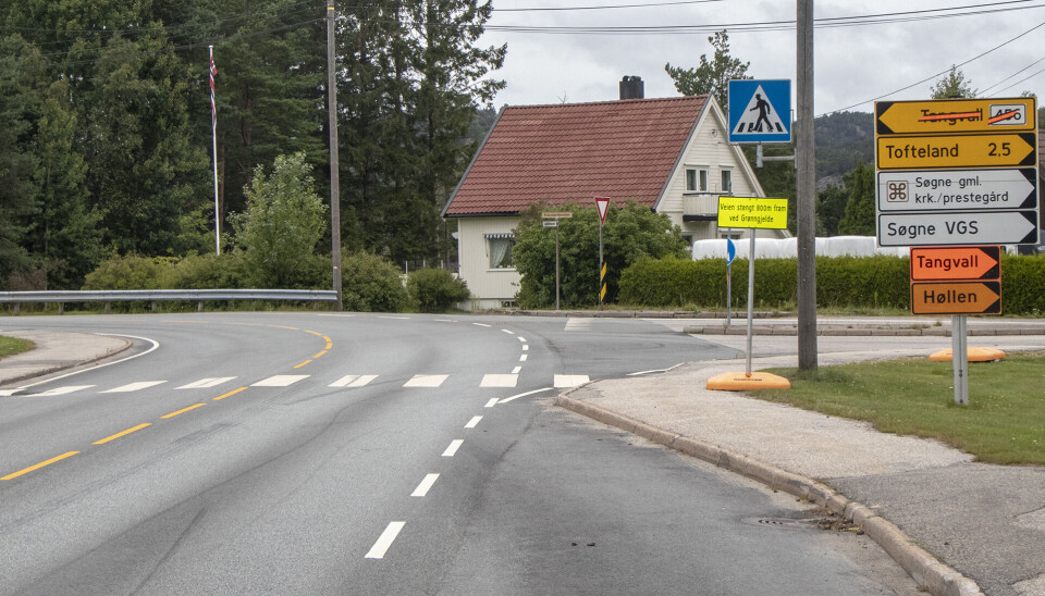 Omkjøring er skiltet fra Stauslandsmoen via Søgneveien videre mot Tangvall. Omkjøring er skiltet fra Stauslandsmoen via Søgneveien videre mot Tangvall.