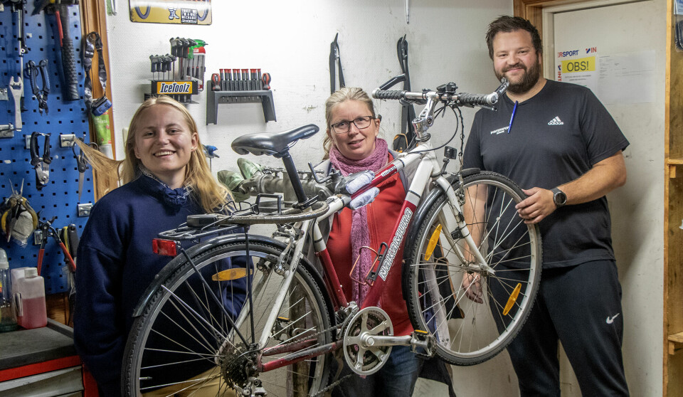 Sykkelreparatør er en av reparatørene du kan finne på MDGs reparatørkort for Søgne. Oda Sofie Pettersen og Marte Ulltveit-Moe fra MDG sammen med sykkelreparatør Morten Langenes.