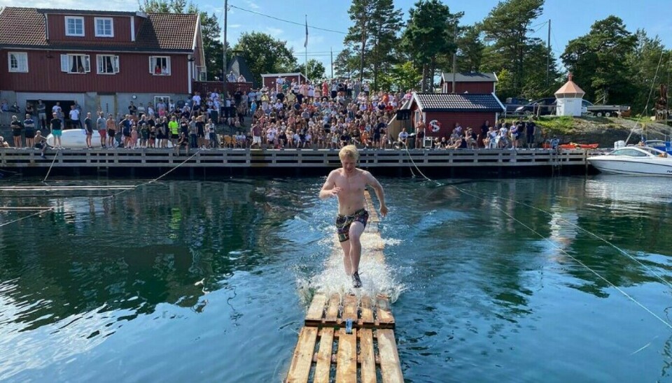 Det var stor stemning under konkurransen i Kårholmsundet i fjor. Her er Martin Lea i full spring under palleløpet. På en fullsatt tribune var det full jubel.
