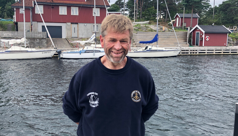Roger Pettersen er primus motor bak søndagens arrangement ute ved Speiderhuset i Kårholmsundet (i bakgrunnen). Sammen med en stor gjeng med medhjelpere gjør de klar for utegudstjeneste og kåring av «Øymesteren». Roger Pettersen er primus motor bak søndagens arrangement ute ved Speiderhuset i Kårholmsundet (i bakgrunnen). Sammen med en stor gjeng med medhjelpere gjør de klar for utegudstjeneste og kåring av «Øymesteren».