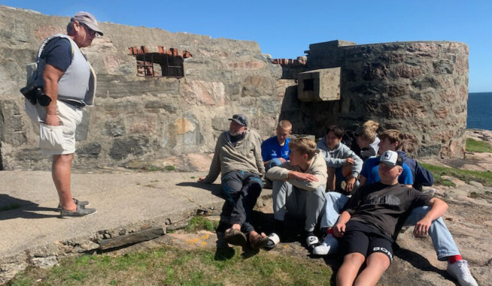 Styreleder i Norsk Fyrforening møter ungdommen som er på Songvår fyr inneværende uke.